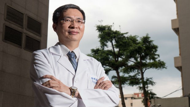 「止痛藥自己不吃，怎麼開給病人吃？」藏在三峽小診所的第一名復健科醫師｜謝明福復健科